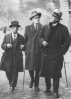 Joyce con il tenore O'Sullivan a Parigi (a destra)